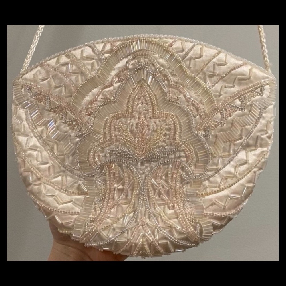 Magid crossbody or shoulder ivory beaded purse, Beautiful and unique detail!